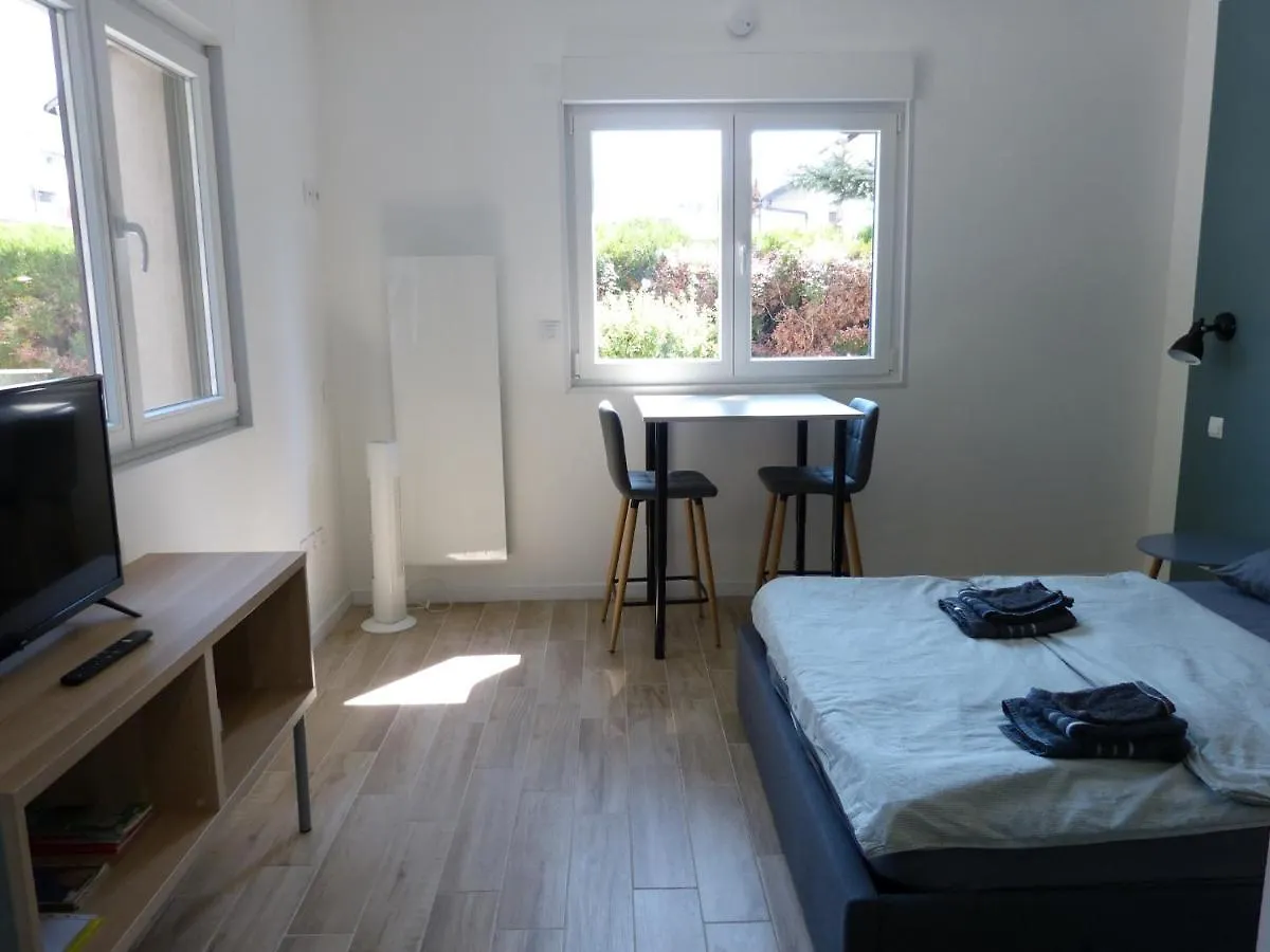Studio Et Bureau Propre, Fonctionnel Cluses Apartment