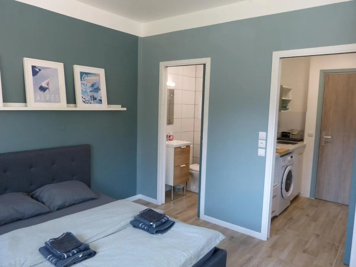Studio Et Bureau Propre, Fonctionnel Cluses 0*,  France