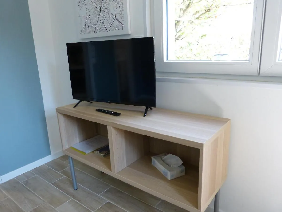 Apartment Studio Et Bureau Propre, Fonctionnel Cluses