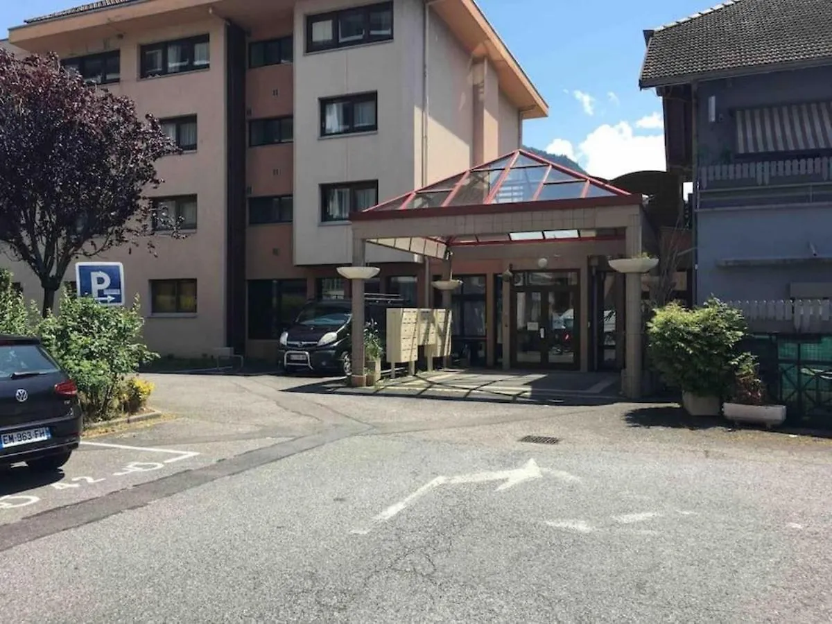 Apartment Studio Et Bureau Propre, Fonctionnel Cluses France